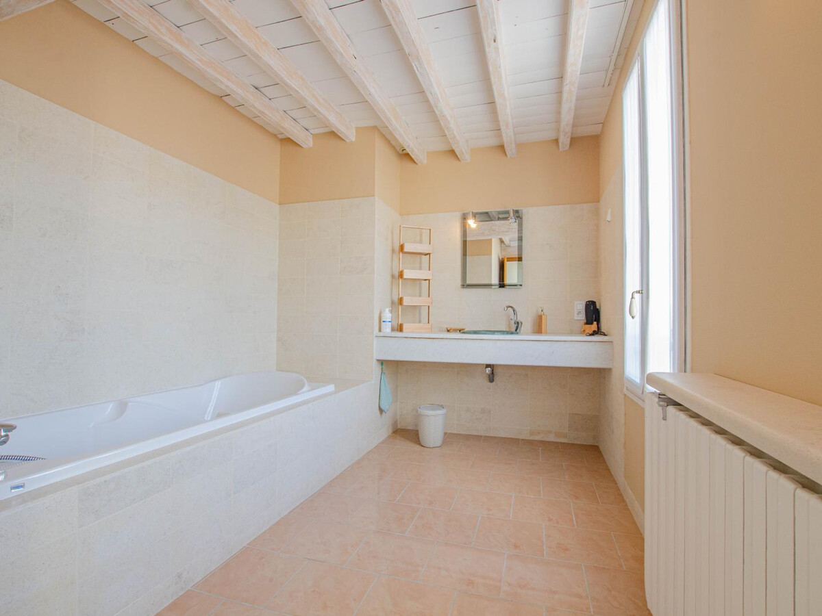 Maison familiale au bord du lac avec piscine, véranda climatisée et jardin fleuri - Photo 21