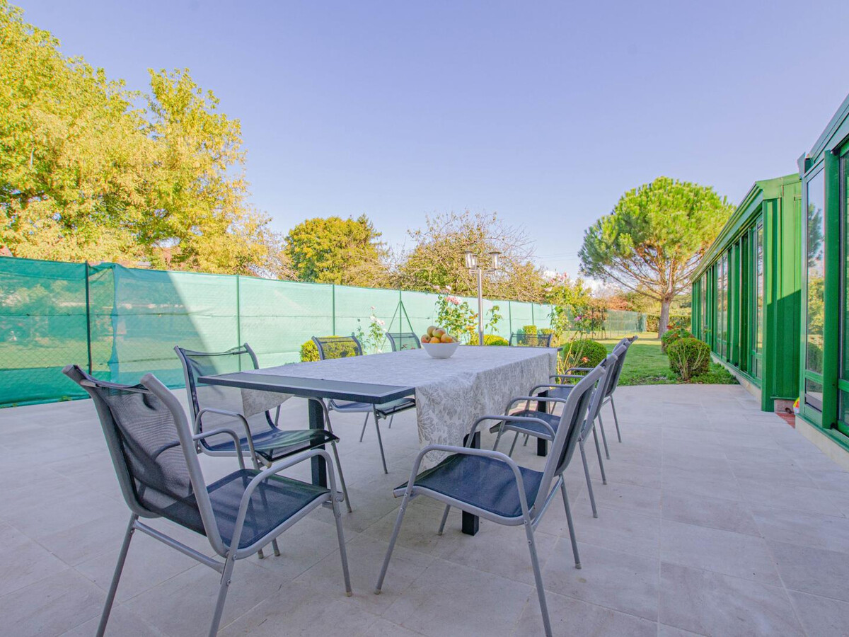 Maison familiale au bord du lac avec piscine, véranda climatisée et jardin fleuri - Photo 28