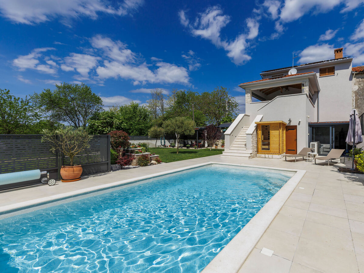 Villa Lora à Kršan : maison avec piscine chauffée - Photo 1