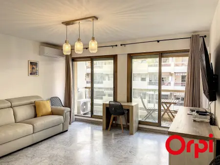 Location appartement à Menton, Appartement climatisé avec terrasse, centre-ville de Menton, à deux pas des plages