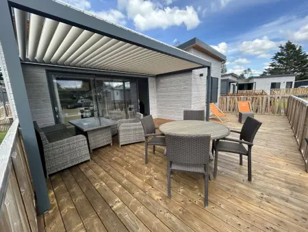 Location chalet à Jullouville, Chalet standing avec piscine chauffée, 4 couchages, proche plage et commerces, WIFI inclus