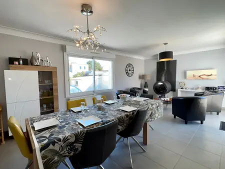 Maison Spacieuse avec Piscine Privée et Jardin à Saint Jean de Monts - Photo 1