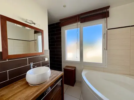 Maison Spacieuse avec Piscine Privée et Jardin à Saint Jean de Monts - Photo 6
