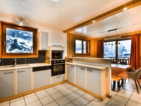 Chalet familial confortable 7 pers, 800m des pistes, terrasse, parking, WiFi, équipements modernes - Photo 4
