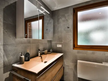 Chalet familial confortable 7 pers, 800m des pistes, terrasse, parking, WiFi, équipements modernes - Photo 6
