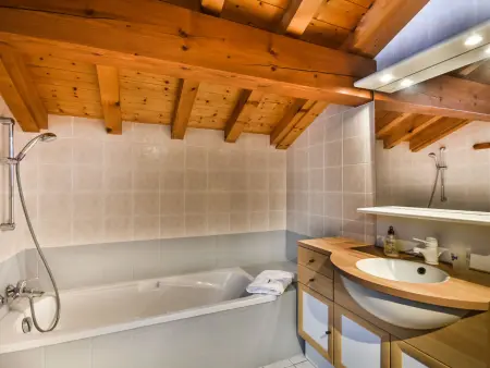 Chalet familial confortable 7 pers, 800m des pistes, terrasse, parking, WiFi, équipements modernes - Photo 10