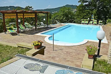Location appartement à Apecchio, Cottage à Marche avec piscine et forêt