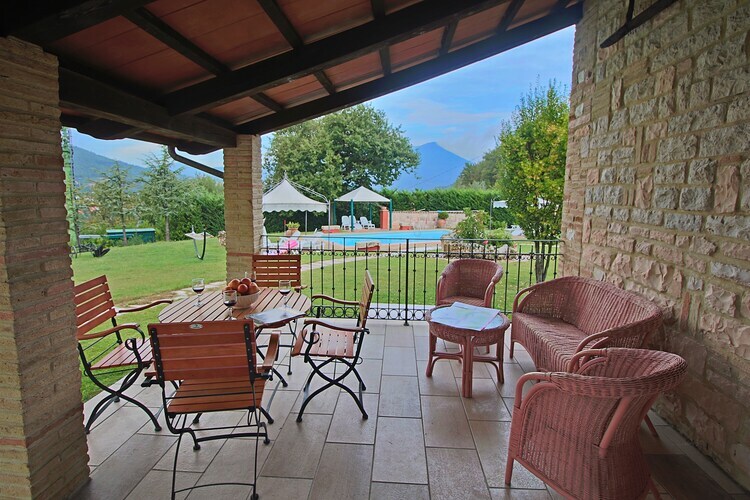 Maison Belvedere à Cagli, piscine et terrasse - Photo 14
