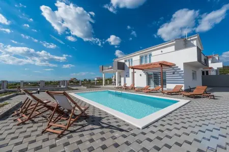 Location villa à Sukosan, Villa confort avec piscine et terrasse