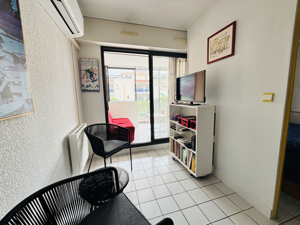 T2 meublé climatisé à 80m du port, loggia et parking - Photo 6