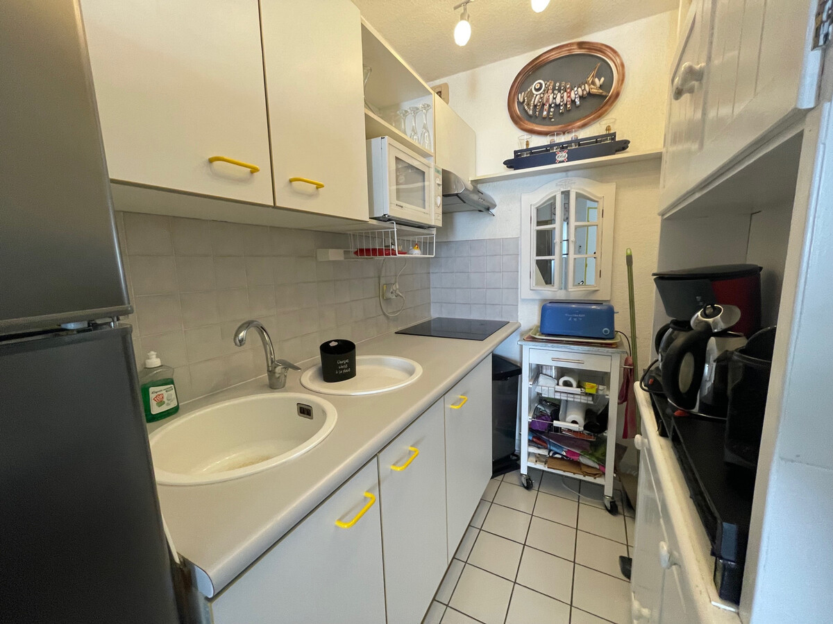T2 meublé climatisé à 80m du port, loggia et parking - Photo 8