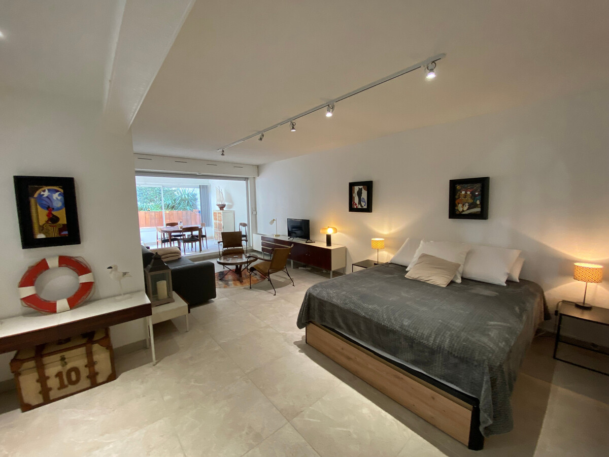Studio rénové 50m² avec terrasse et parking souterrain - Photo 1
