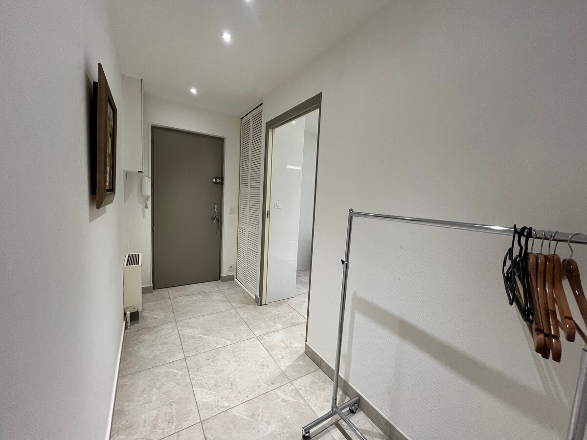 Studio rénové 50m² avec terrasse et parking souterrain - Photo 17