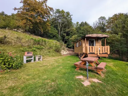 Location gite à Ferdrupt, Roulotte cosy avec kitchenette, ruisseau apaisant et espace bien-être, nuit insolite à Ferdrupt