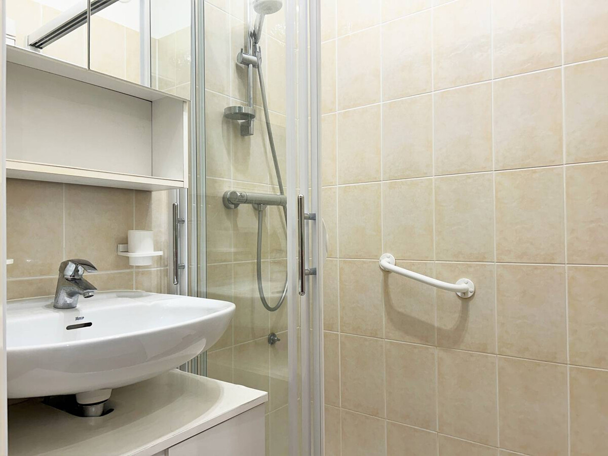 Appartement climatisé centre-ville du Lavandou, balcon sud - Photo 11