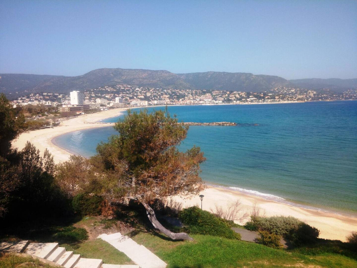 Appartement climatisé centre-ville du Lavandou, balcon sud - Photo 16