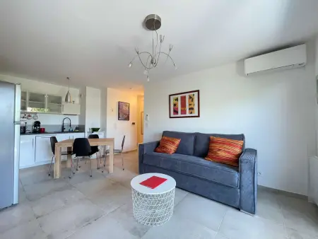 Location appartement à Le Lavandou, Charmant T2 centre Lavandou avec climatisation et parking privé