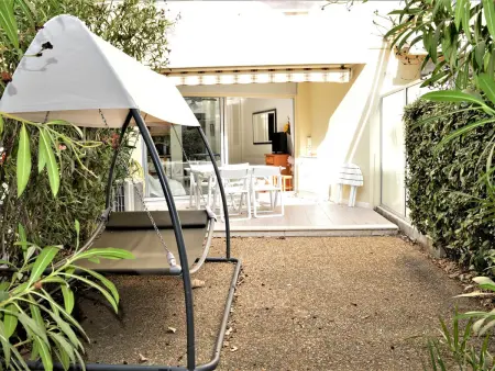 Location appartement à Cavalaire sur Mer, Studio climatisé, accès piscine, terrasse, proche plage et commerces