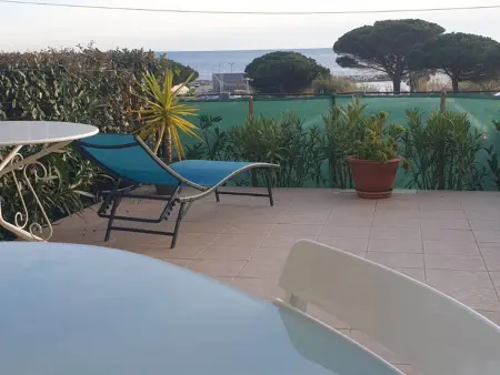 Location appartement à Giens, Studio Cabine à Giens avec Terrasse, Piscine et Parking