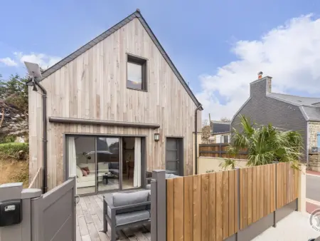 Location gite à Surtainville, Maison de vacances cosy avec terrasse ensoleillée à Surtainville