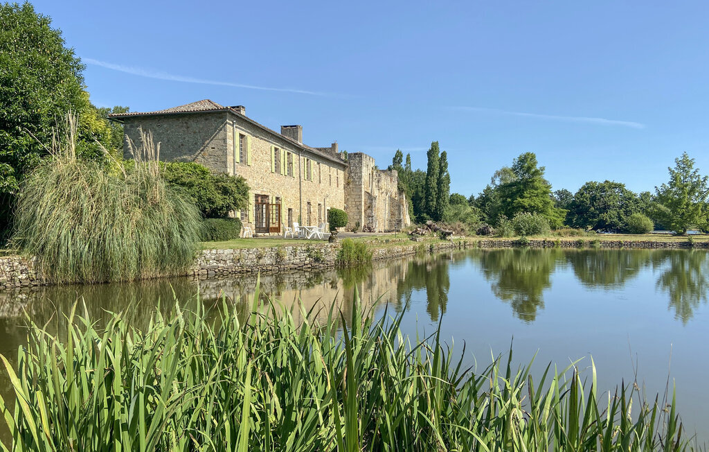 Maison en forteresse au bord de l'étang à Chiché - Photo 1