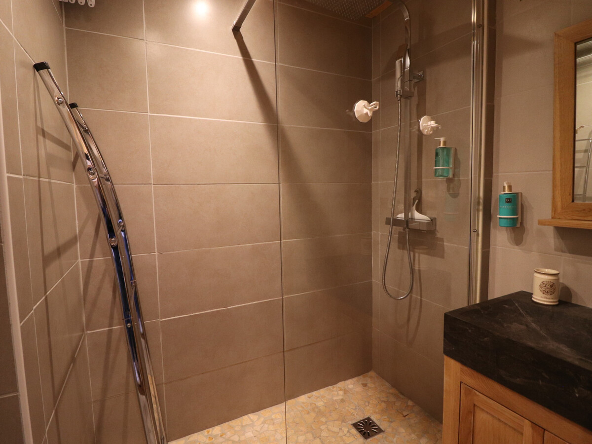 Studio 24m² rénové à Tignes, balcon sud et casier à ski - Photo 5