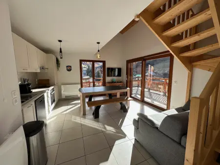 Location appartement à Vars, Appartement T4 au pied des pistes avec terrasse et garage privé à Vars