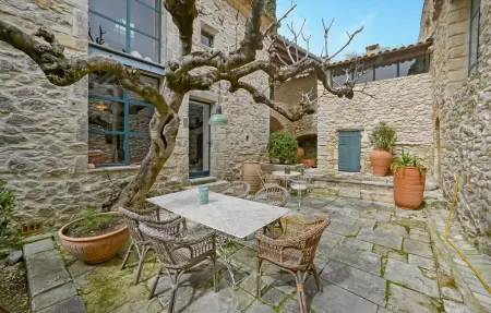 Maison du 17e siècle avec piscine à Lussan : photo 2
