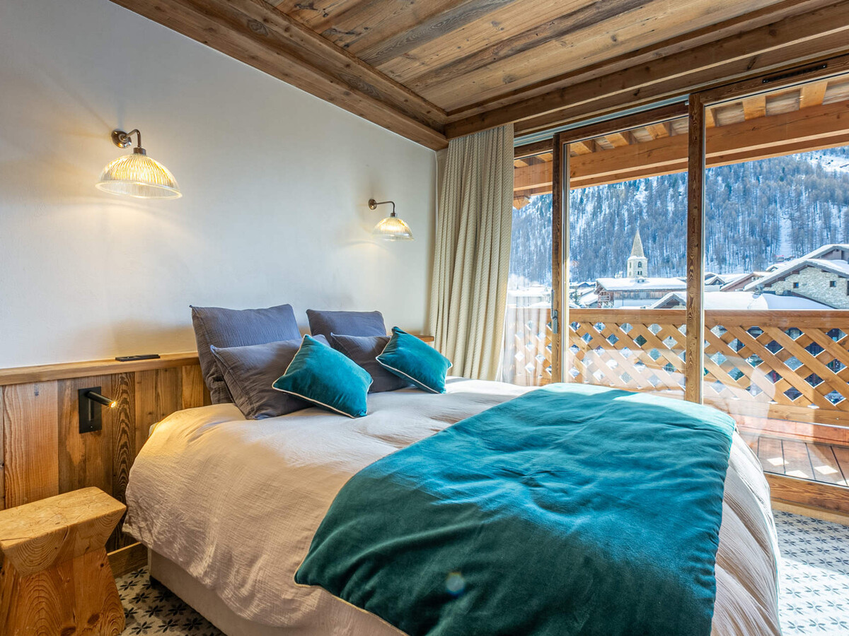 Luxe 130 m² 4 chambres, balcons Sud, vue village à Val-d'Isère - Photo 9
