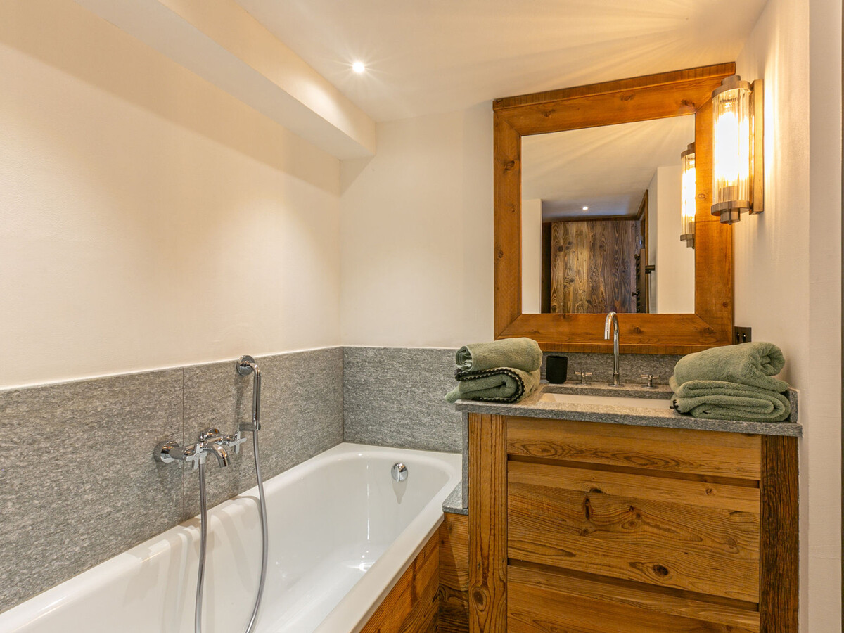 Luxe 130 m² 4 chambres, balcons Sud, vue village à Val-d'Isère - Photo 16