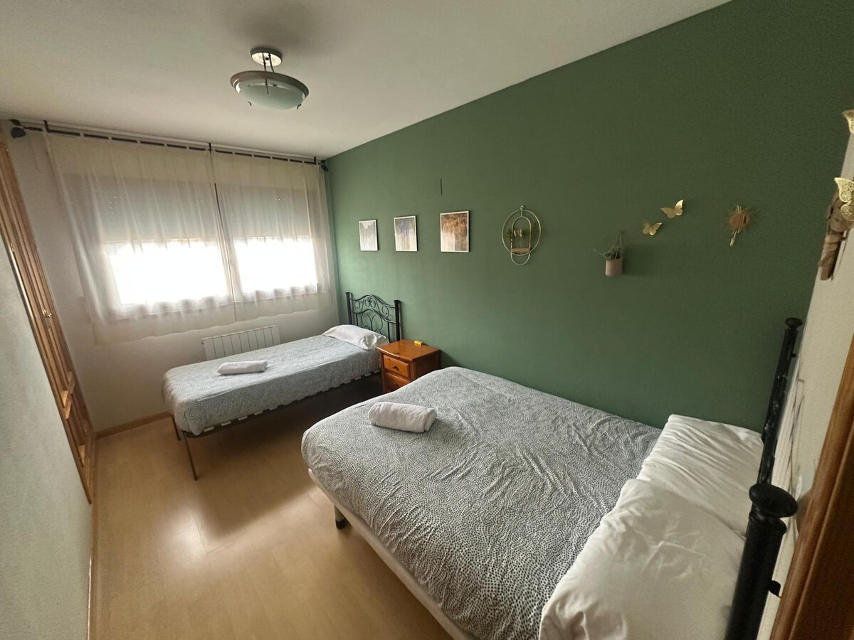 Appartement 2 chambres avec terrasse, piscine et parking - Photo 2
