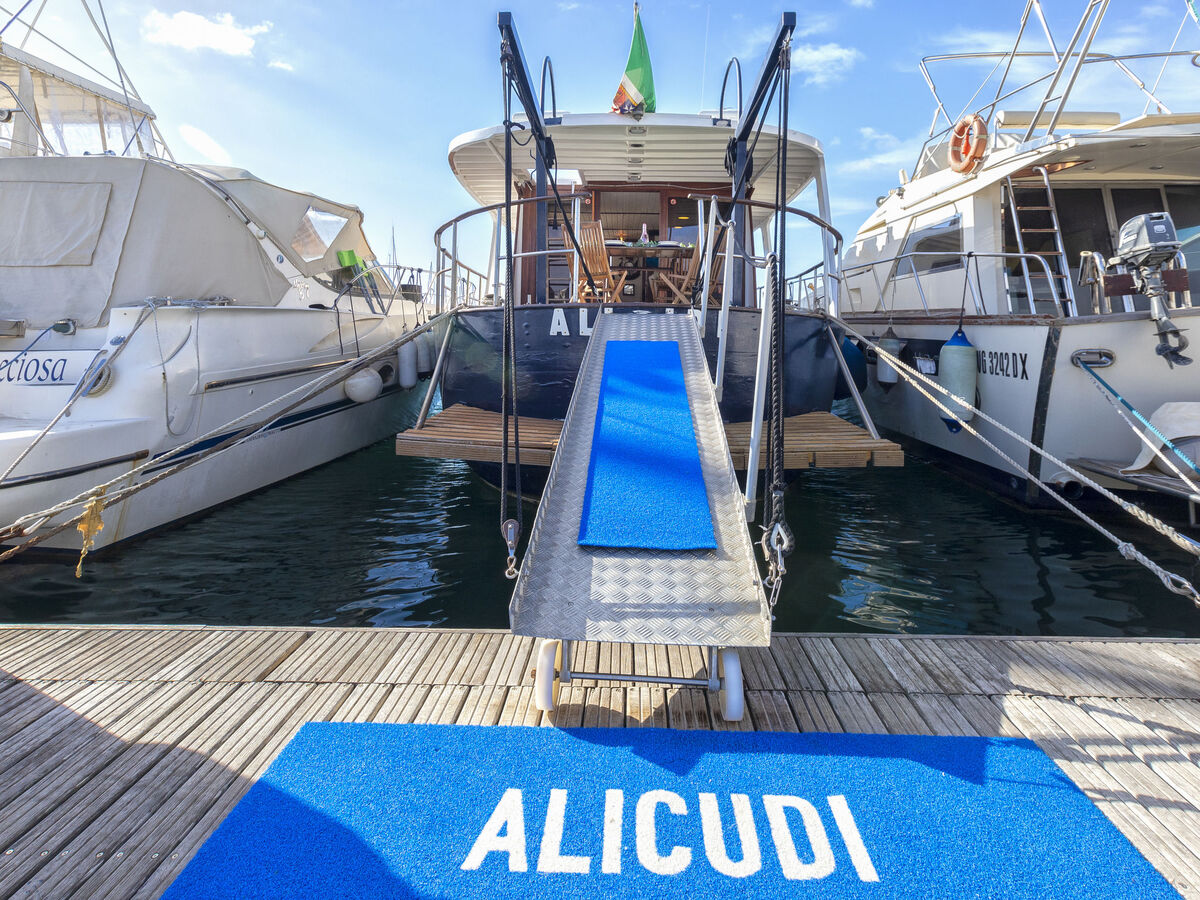 Maison flottante Alicudi : 12 pers. au bord de la mer - Photo 1