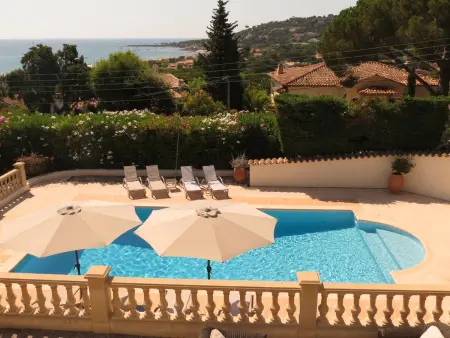 Location villa à Sainte Maxime, Villa spacieuse avec piscine privée et climatisation à Sainte-Maxime, idéale pour 10 personnes