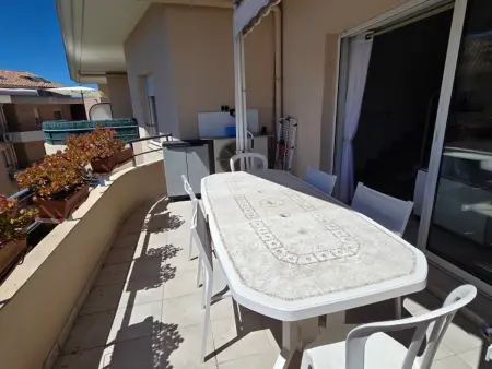 Appartement 3 pièces climatisé et terrasse, centre Sainte-Maxime : photo 2