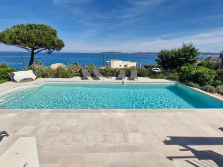 Location villa à Sainte Maxime, Villa 5 pièces et appart. 2 pièces clim., piscine privée, pour 10-12 pers., vue mer