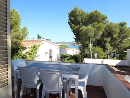 Location gite à Llançà, Maison individuelle spacieuse à 100m de la plage avec jardin privé et terrasses, proche du port