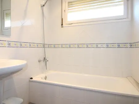 Maison individuelle spacieuse à 100m de la plage avec jardin privé et terrasses, proche du port - Photo 23