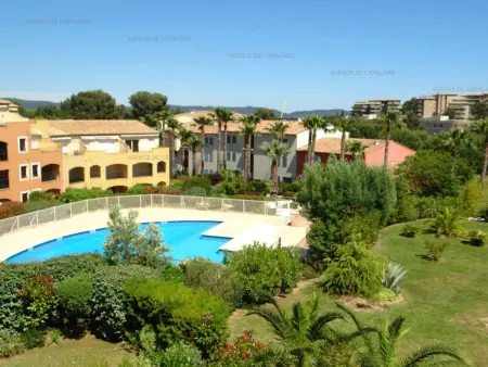 Location appartement à Cavalaire sur Mer, T3 climatisé avec piscine, tennis, proche plage à Cavalaire