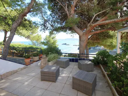 Maison bord de mer à Llançà avec accès direct à la plage, terrasses et parking. - Photo 2
