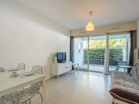 Location appartement à Anglet, Charmant studio avec terrasse, parking en sous-sol, entre Biarritz et Anglet, à 5 km des plages