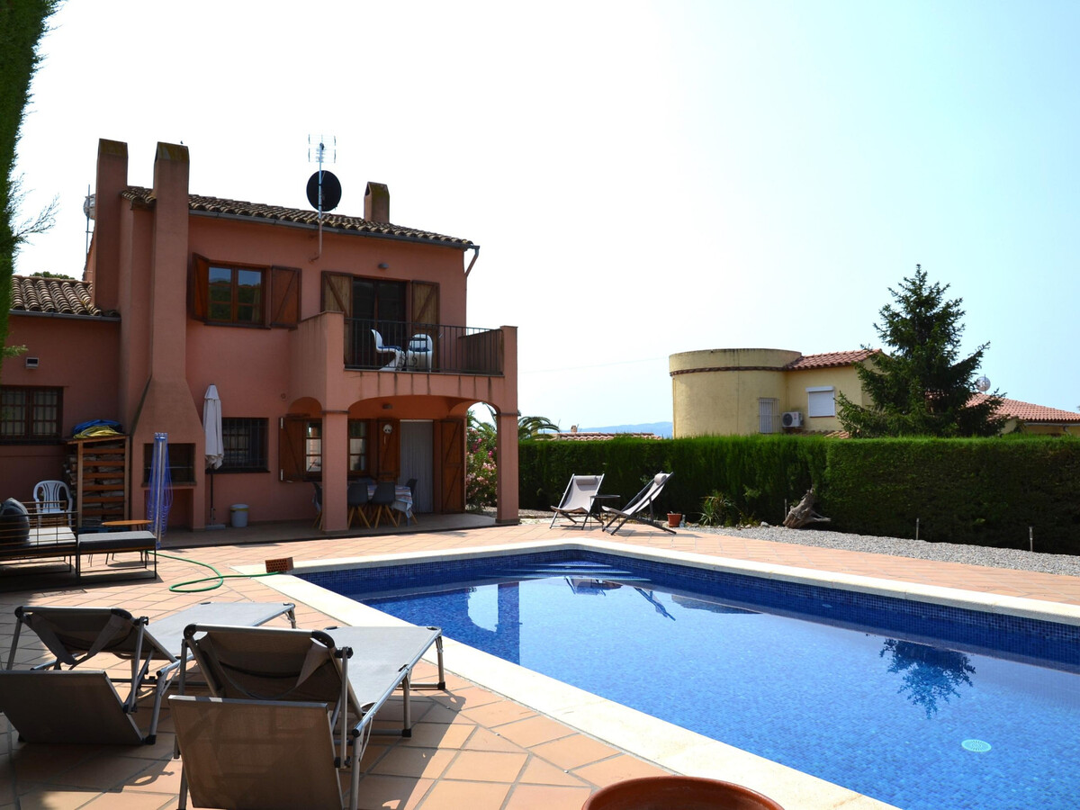 Villa avec Piscine Privée, Jardin Clôturé et Proche Plage- Idéale pour Familles! - Photo 1