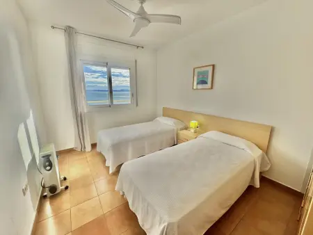 Appartement Roses, terrasse vue baie et piscine : photo 18