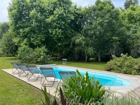 Location gite à Tilly, Gîte familial rénové avec piscine, jardin de 1 hectare et vélos à disposition, situé en pleine campagne