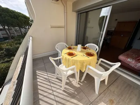 Studio cabine avec piscine et terrasse vue port, Port Camargue : photo 4