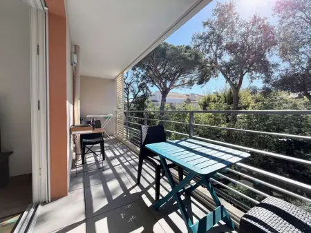Location appartement à Cavalaire sur Mer, Confort et calme à Cavalaire : T2 climatisé avec Wi-Fi, balcon et double garage, proche centre-ville