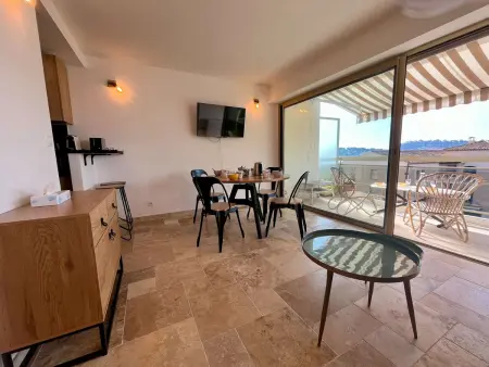 Studio climatisé face mer à Cavalaire, terrasse et parking : photo 6