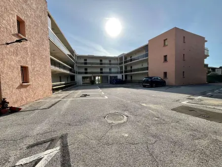 Studio climatisé face mer à Cavalaire, terrasse et parking : photo 14