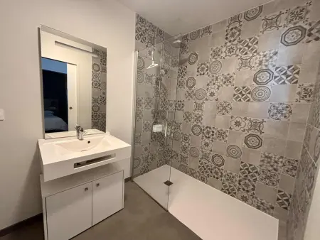 Appartement PMR 49m² face à la mer, balcon et piscine : photo 5