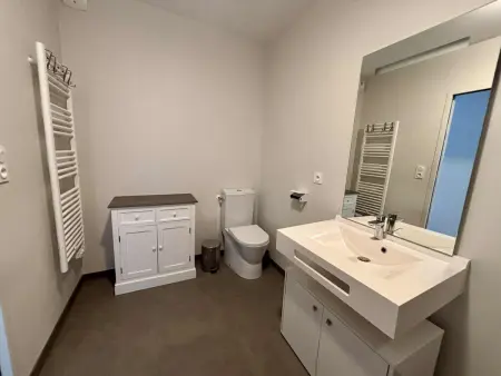 Appartement PMR 49m² face à la mer, balcon et piscine : photo 6