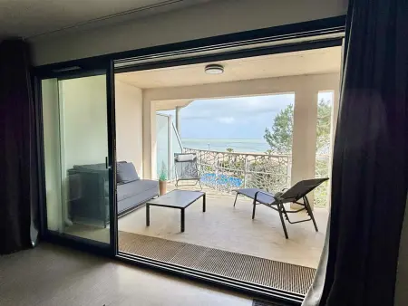 Appartement PMR 49m² face à la mer, balcon et piscine : photo 8